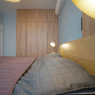 Foto de dormitorio principal, nórdico, de tamaño medio, con paredes grises, suelo de madera en tonos medios y suelo amarillo