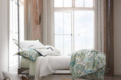 Foto de dormitorio principal costero grande con paredes beige y suelo de madera oscura