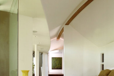 ロサンゼルスにあるコンテンポラリースタイルのおしゃれな主寝室 (白い壁、濃色無垢フローリング) のインテリア
