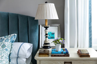 Свежая идея для дизайна: хозяйская спальня в классическом стиле с синими стенами и темным паркетным полом - отличное фото интерьера
