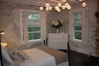Идея дизайна: спальня на антресоли в стиле рустика с белыми стенами