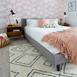 Kleines Nordisches Gästezimmer mit rosa Wandfarbe, Vinylboden und grauem Boden in Miami