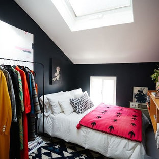 Diseño de dormitorio tipo loft, moderno, pequeño, con paredes negras