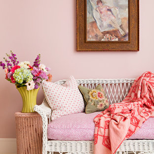 Ispirazione per una camera degli ospiti stile shabby con pareti rosa e pavimento in legno verniciato
