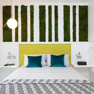 Imagen de dormitorio principal, actual, pequeño, con paredes blancas, suelo de madera clara y suelo multicolor