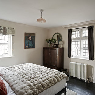 Ejemplo de habitación de invitados rural, pequeña, con paredes rosas y suelo negro