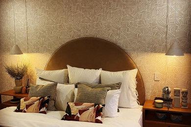 Идея дизайна: спальня в стиле модернизм с обоями на стенах