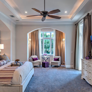 Idées déco pour une grand chambre méditerranéenne avec un mur gris et un sol gris.