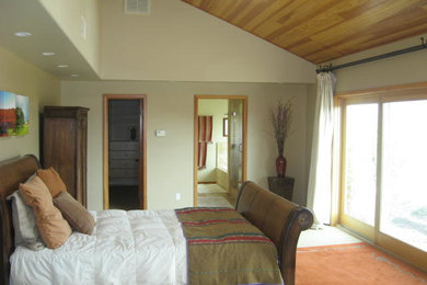 Modelo de dormitorio principal tradicional grande sin chimenea con paredes beige