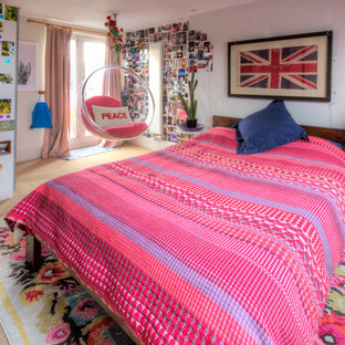 Diseño de habitación de invitados minimalista, de tamaño medio, con paredes blancas, moqueta y suelo multicolor