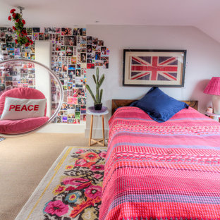 Ejemplo de habitación de invitados moderna, de tamaño medio, con paredes blancas, moqueta y suelo multicolor