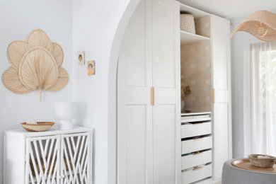 Imagen de dormitorio marinero con paredes blancas, moqueta y suelo beige