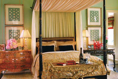 サンフランシスコにある中くらいなトラディショナルスタイルのおしゃれな主寝室 (緑の壁、濃色無垢フローリング、標準型暖炉、石材の暖炉まわり)