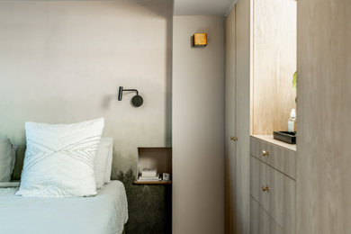 Cette image montre une chambre design de taille moyenne avec un mur rose et un sol beige.