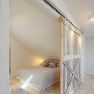 Kleines Eklektisches Gästezimmer mit weißer Wandfarbe und Sperrholzboden in Indianapolis