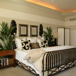 Foto de dormitorio principal, tropical, de tamaño medio, con paredes blancas, moqueta y suelo beige
