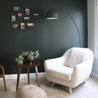 Imagen de dormitorio principal, vintage, grande, con paredes verdes, moqueta y suelo beige