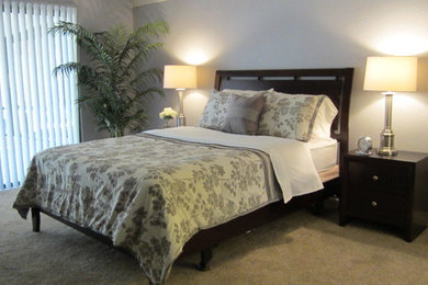 ロサンゼルスにある中くらいなトラディショナルスタイルのおしゃれな主寝室 (グレーの壁、カーペット敷き、ベージュの床、照明) のレイアウト