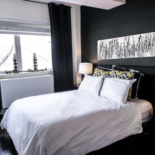 Imagen de dormitorio tipo loft, urbano, de tamaño medio, con paredes negras y suelo de madera en tonos medios
