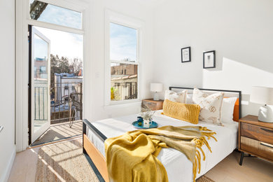 Modelo de habitación de invitados contemporánea de tamaño medio con paredes blancas y suelo beige