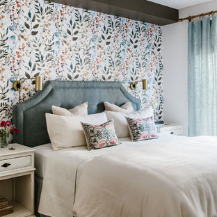 Mittelgroßes Klassisches Hauptschlafzimmer mit bunten Wänden, braunem Holzboden und braunem Boden in New York