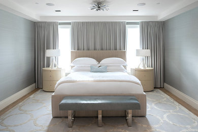 Источник вдохновения для домашнего уюта: спальня в современном стиле с серыми стенами и светлым паркетным полом без камина