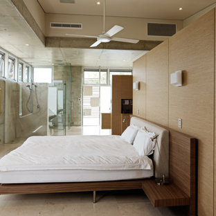 Foto de dormitorio principal, moderno, de tamaño medio, con suelo de piedra caliza