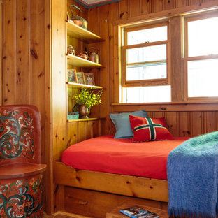 Diseño de habitación de invitados de estilo de casa de campo, de tamaño medio, sin chimenea, con paredes marrones, suelo de madera en tonos medios y suelo marrón