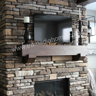 Foto de dormitorio principal, de estilo americano, de tamaño medio, con paredes beige, moqueta, chimenea tradicional y marco de chimenea de piedra