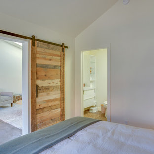 Kleines Klassisches Hauptschlafzimmer ohne Kamin mit weißer Wandfarbe und Betonboden in San Francisco