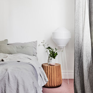 Exemple d'une chambre moderne de taille moyenne avec un mur blanc, aucune cheminée et un sol rose.