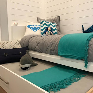 Ejemplo de habitación de invitados tradicional renovada con suelo de madera clara y suelo beige
