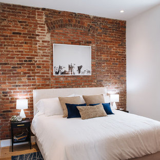 Idee per una camera da letto minimal con pareti rosse, pavimento in legno massello medio e pavimento marrone