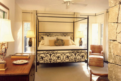 アトランタにある広いトラディショナルスタイルのおしゃれな主寝室 (ベージュの壁、カーペット敷き、ベージュの床)