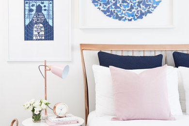 Inspiration pour une chambre grise et rose minimaliste.