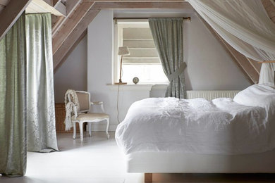 Foto de dormitorio romántico de tamaño medio sin chimenea