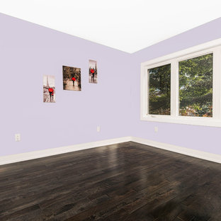 Foto de habitación de invitados minimalista, de tamaño medio, con paredes púrpuras y suelo de madera oscura