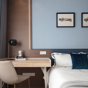 Esempio di una piccola camera da letto contemporanea con pavimento in laminato e pavimento giallo