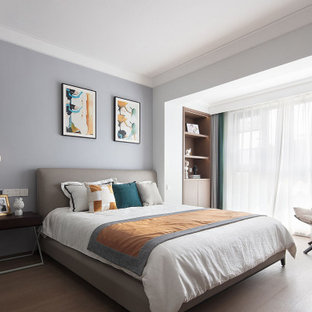 Diseño de dormitorio principal, contemporáneo, grande, con paredes púrpuras, suelo laminado y suelo amarillo