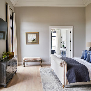 Diseño de dormitorio principal, tradicional renovado, con paredes grises y suelo de madera clara