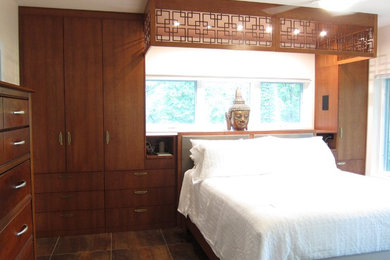 Modelo de dormitorio principal asiático de tamaño medio con paredes blancas y suelo de baldosas de porcelana