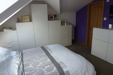 Exemple d'une chambre rétro de taille moyenne avec un mur violet et aucune cheminée.
