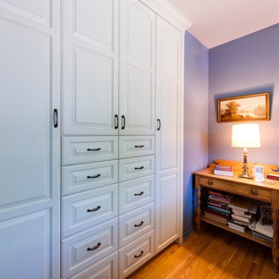 Mittelgroßes Klassisches Hauptschlafzimmer ohne Kamin mit lila Wandfarbe und braunem Holzboden in Toronto