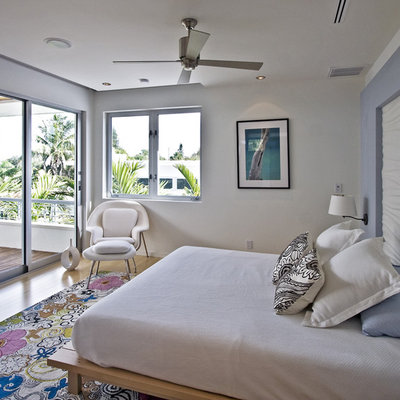 Minimalist medium tone wood floor bedroom photo in Miami with multicolored walls