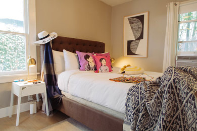 Foto de dormitorio principal de estilo americano pequeño con paredes grises y suelo de bambú