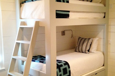 ヒューストンにある中くらいなビーチスタイルのおしゃれな客用寝室 (白い壁、無垢フローリング、茶色い床)