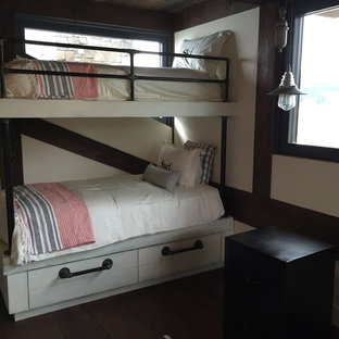 Foto de dormitorio tipo loft, rústico, grande, sin chimenea, con paredes beige y suelo de madera en tonos medios