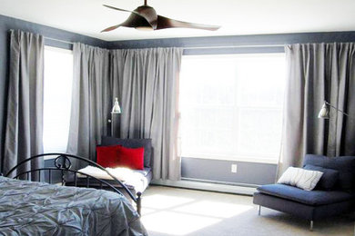 バーリントンにある中くらいなコンテンポラリースタイルのおしゃれな主寝室 (グレーの壁、カーペット敷き) のレイアウト