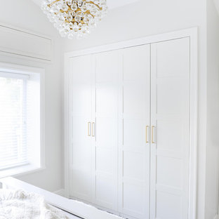Klassisches Hauptschlafzimmer mit grauer Wandfarbe, Laminat und grauem Boden in Vancouver