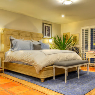 Diseño de dormitorio principal, tradicional renovado, de tamaño medio, sin chimenea, con paredes beige y suelo de baldosas de terracota
